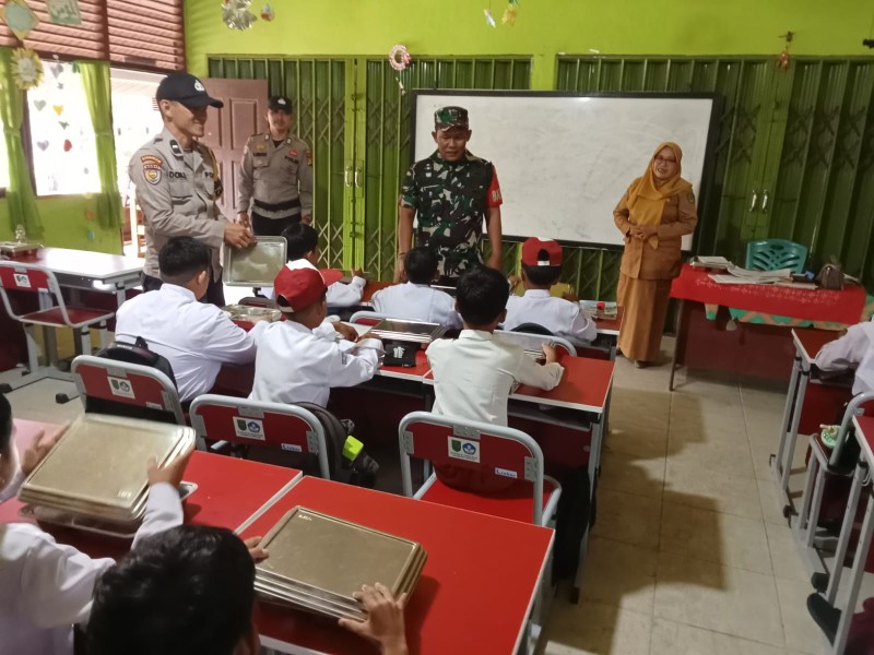 Babinsa Koramil 03/Tpl Kawal Gizi Generasi Emas Riau, Ribuan Porsi MBG Tepat Sasaran!