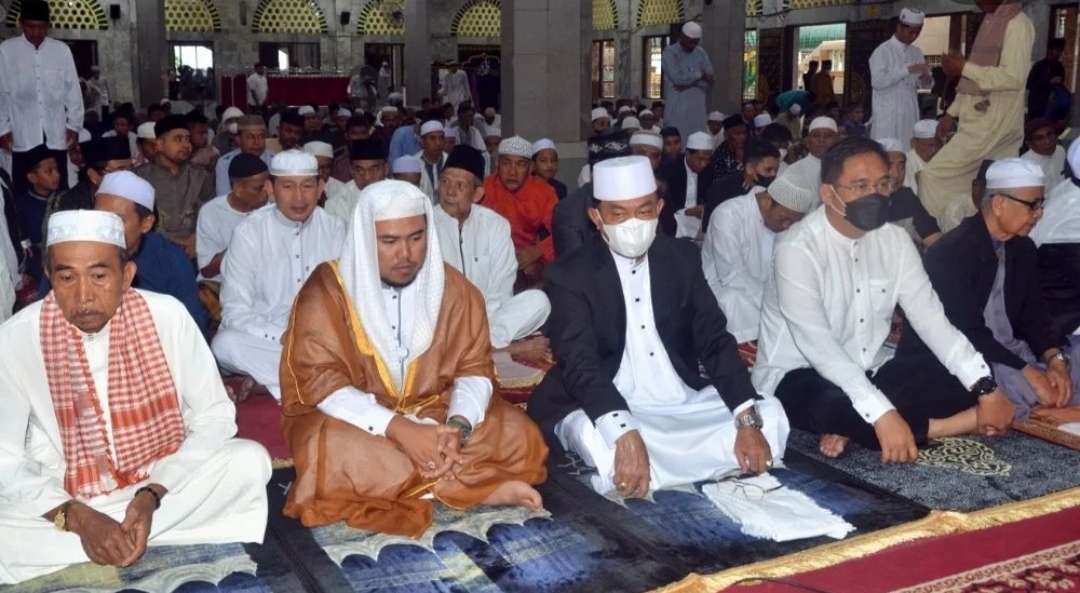 Bupati Inhil Bersama Ribuan Masyarakat Tembilahan Laksanakan Shalat Idul Adha 1443 H
