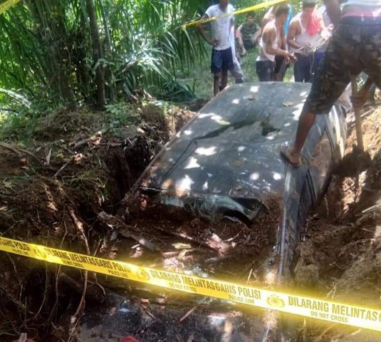 Karena Tak Sanggup Bayar Kredit, Pria ini Kubur Mobilnya    