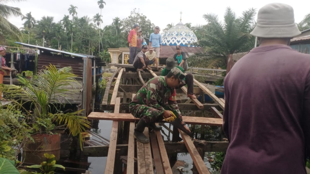 Babinsa Koramil 05/Gas Sertu Guntur Goro Bersama Masyarakat Memperbaiki Jembatan