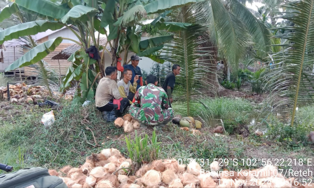 Babinsa Serka Yadi Yanto Wujudkan Pemilu Damai Melalui Komsos