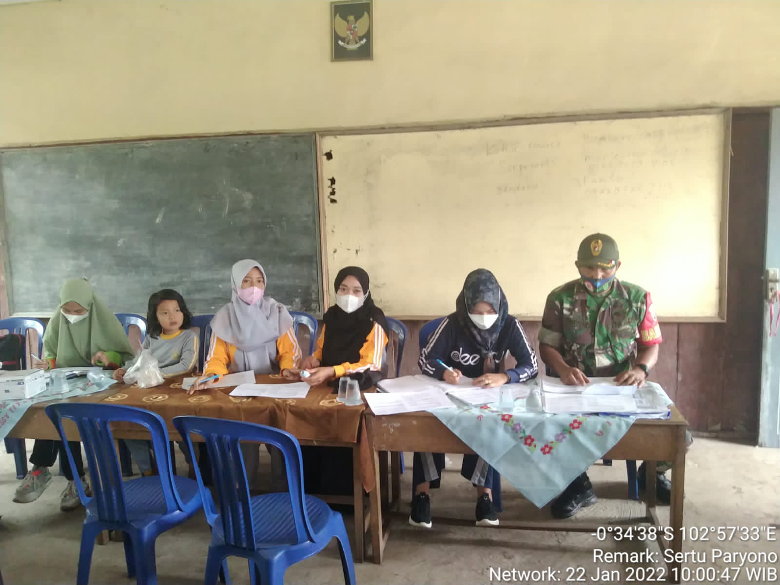 Babinsa 03/Tempuling Terus Dampingi Vaksinasi bagi Siswa-Siswi Sekolah Dasar 016 Danau Pulai Indah  