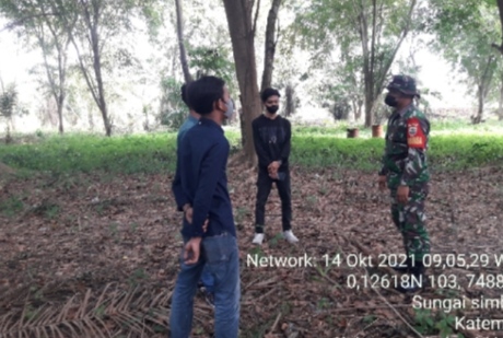 Personil TNI Babinsa Sungai Simbar Laksanakan Patroli Karlahut