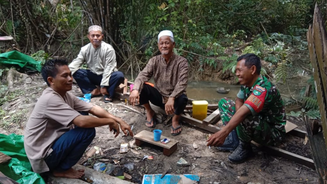Babinsa Koramil 07/Reteh Laksanakan Komsos dengan Masyarakat Desa Pesenggrahan Babinsa Koramil 07/Reteh Laksanakan Komsos dengan Masyarakat Desa Pesenggrahan