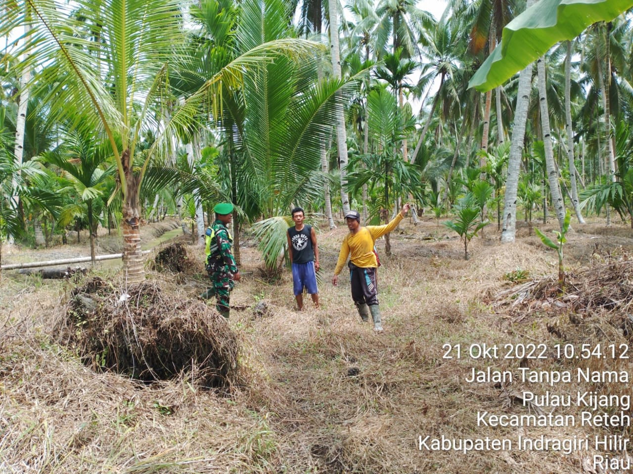 Babinsa Koramil 07/Reteh Patroli Karlahut Bersama Warga