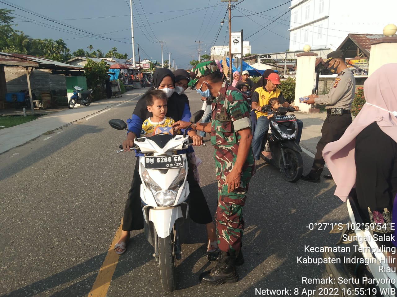 Sinergitas Bersama Polsek Tempuling, Danramil 03/Tempuling Bagi-Bagi Takjil