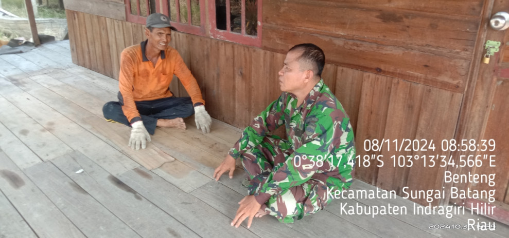 Melalui Komsos, Babinsa Serka M. Hasan Rutin Berbagi Informasi Kepada Masyarakat Setempat