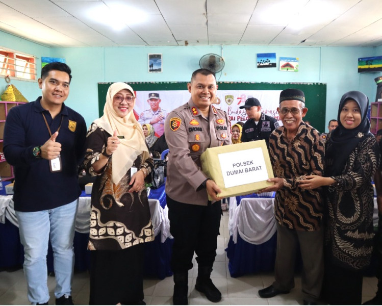 Polres Dumai Sumbangkan 1.000 Buku Untuk Sekolah