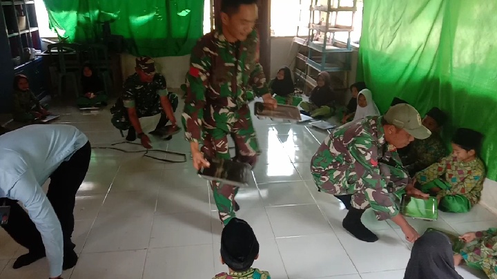 Babinsa Koramil 09/Kemuning Kegiatan Makan Sehat Bergizi untuk Meningkatkan Kesehatan Siswa