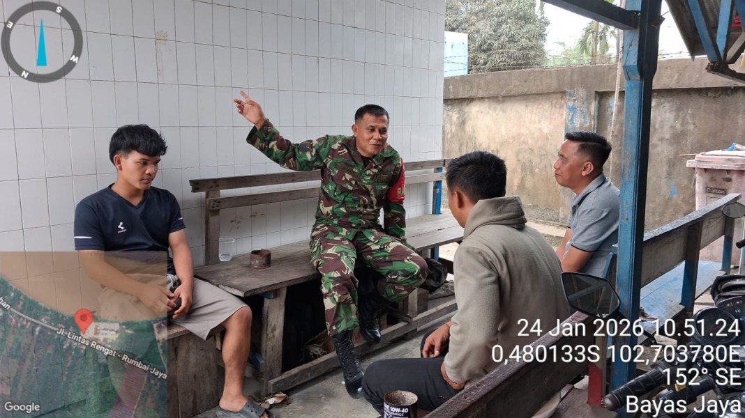 Melalui Komsos, Babinsa Koramil 03/Tpl Berinteraksi Dengan Pemuda Desa Binaan Untuk Jalin Kedekatan Dan Silahtuhrahmi