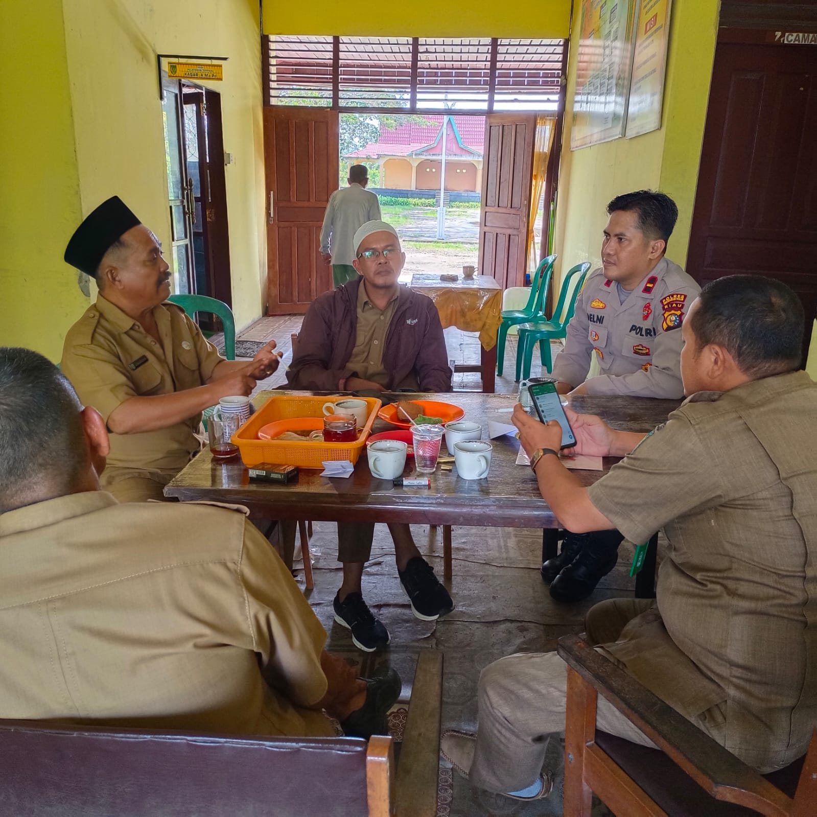 Polsek Pelangiran Lakukan Komsos Bersama Pemerintah Kecamatan