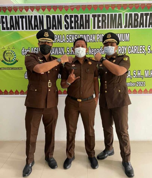 Kajari Dumai Khairul Anwar Serah Terima Jabatan Dua Pejabat Kepala Kasi