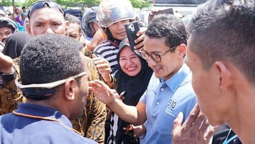 Safari ke Ternate, Sandiaga Berikan Sepatunya ke Warga