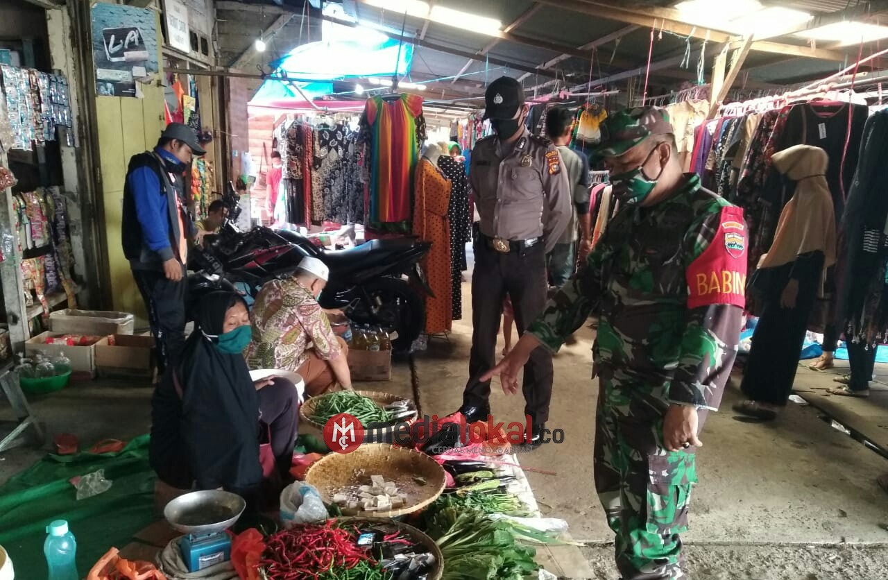 Babinsa Desa Tanjung Lajau Koramil 04/Kuindra Pantau Harga Sembako di Pasar Tradisional