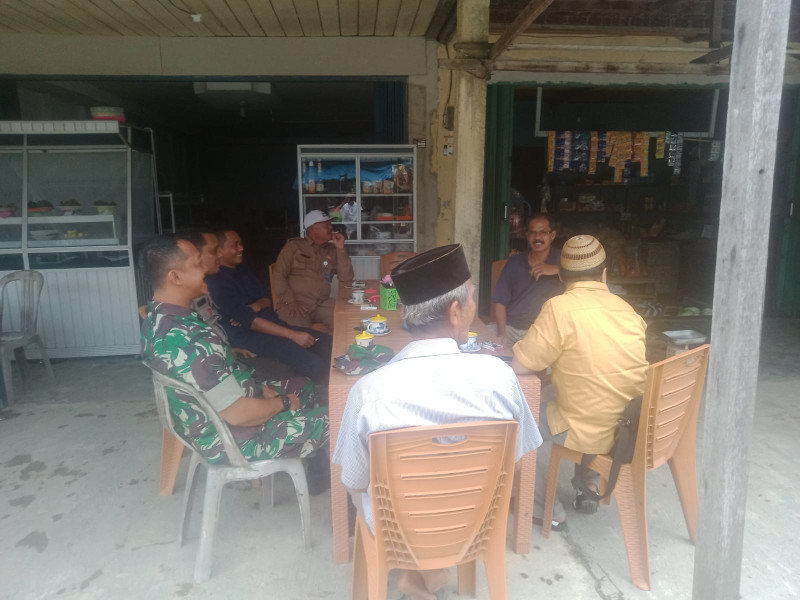 Babinsa Serda Johansah Mengajak Komponen Masyarakat Untuk Sama-sama Sukseskan Pilkada Serentak