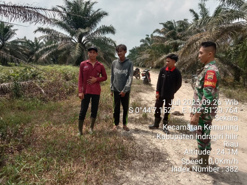 Babinsa Koramil 09/Kemuning Praka Ardy Sulistiyono Lakukan Patroli di Desa Sekara