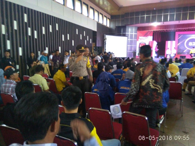 Oalah ! KPU Inhil Kecolongan , Polisi Tertibkan  'Penyusup' Acara Debat Publik 