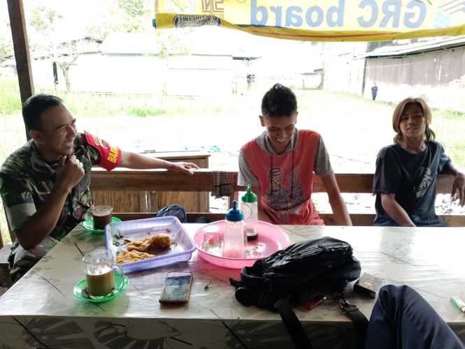 Saat Bekerja, Babinsa Koramil 04/Kuindra Ingatkan Anak Muda Agar Selalu Berhati-hati