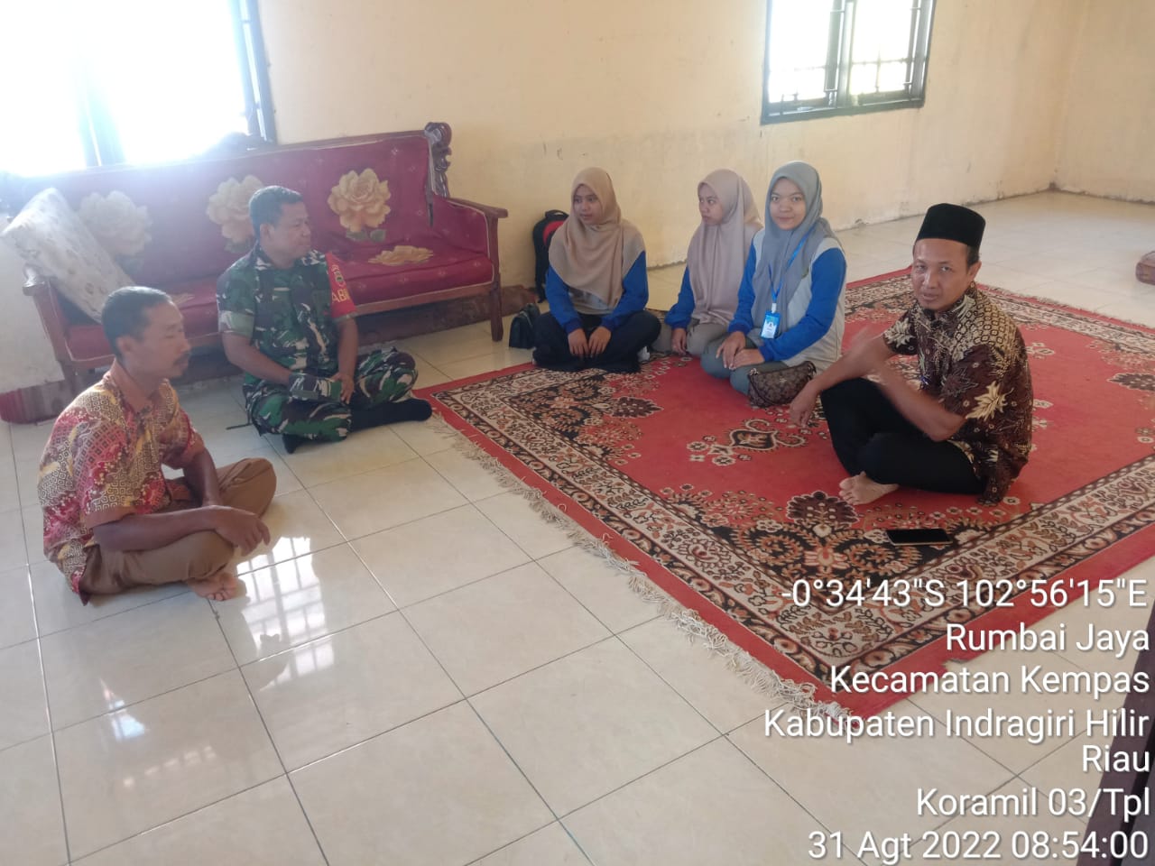 Komunikasi Sosial Bersama Dengan Mahasiswa Yang Lagi KKN Dilakukan Babinsa 03/Tempuling