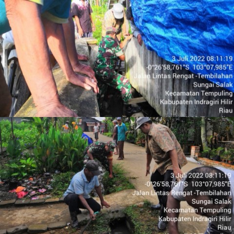 Babinsa Koramil 03/Tempuling Gotong Royong Bersama Warga di Kampung Pancasila