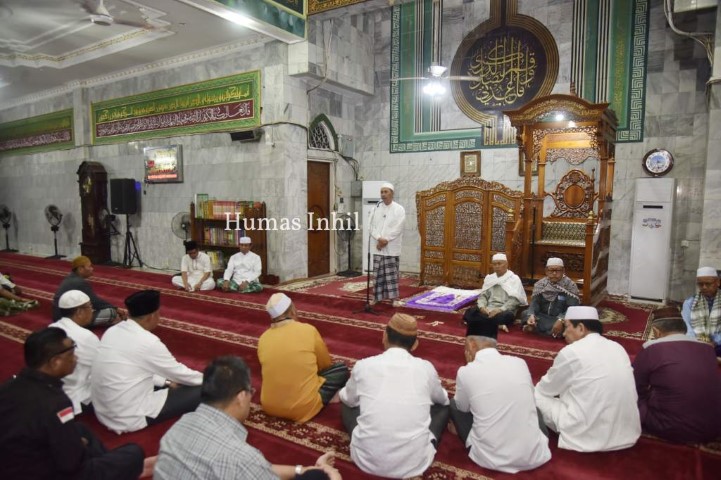 Bupati HM. Wardan menjadi Imam Shalat Subuh bersama Gubri