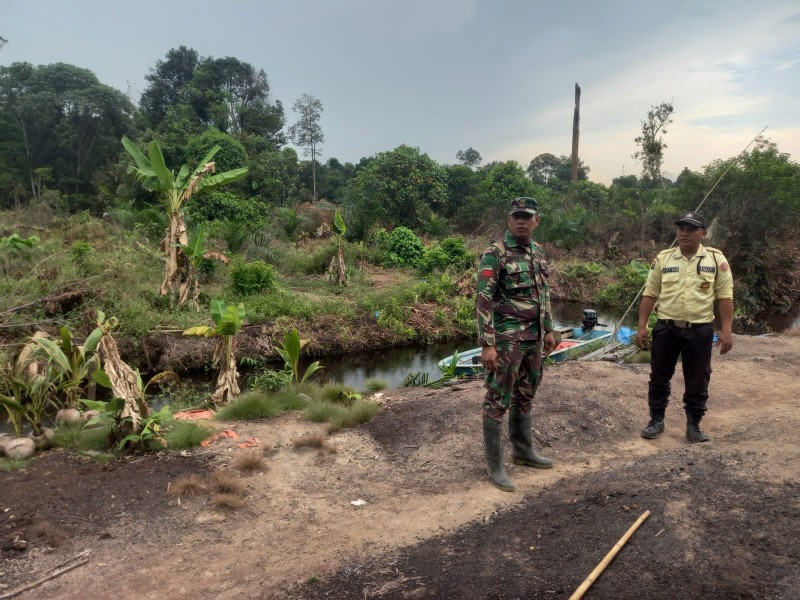 Bersama Warga, Babinsa 05/Gas Pratu Sandi Wahyudi Gencar Patroli Karlahut
