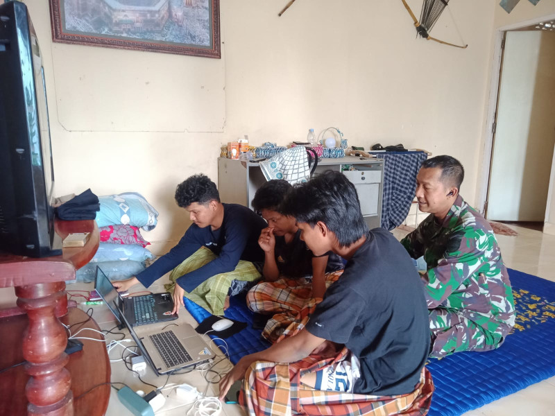 Babinsa Serda Johansah Wujudkan Pemilukada 2024 Bersama Masyarakat Setempat