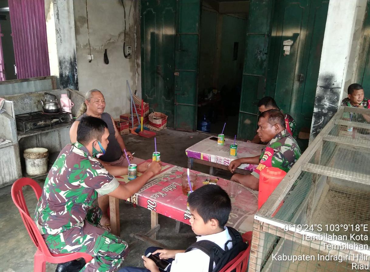 Babinsa Koramil 03/Tempuling Sambangi Kediaman Salah Satu Tomas Dalam Bina Keakraban