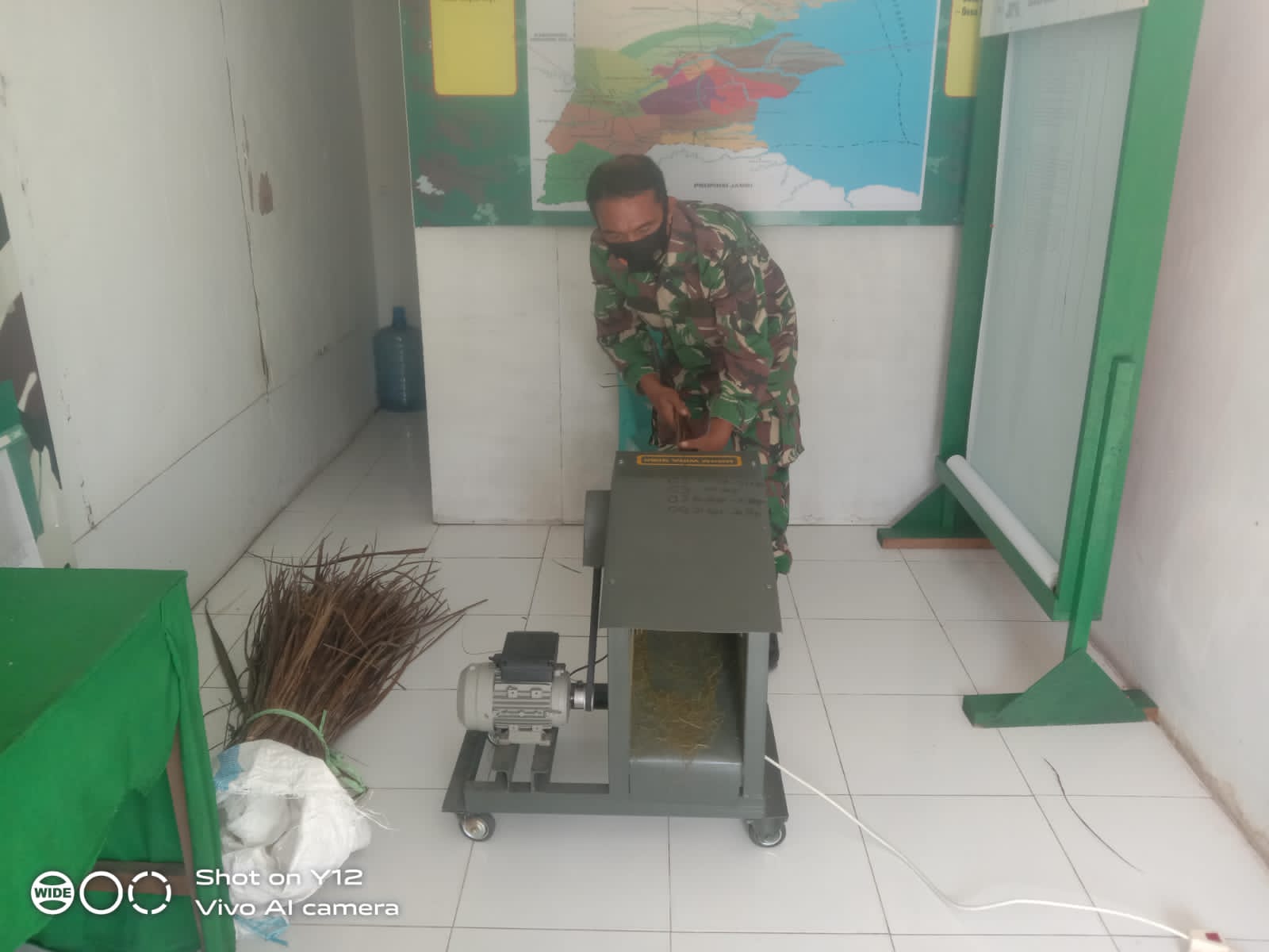 Babinsa 03/Tempuling Uji Coba Penggunaan Mesin Serut Lidi