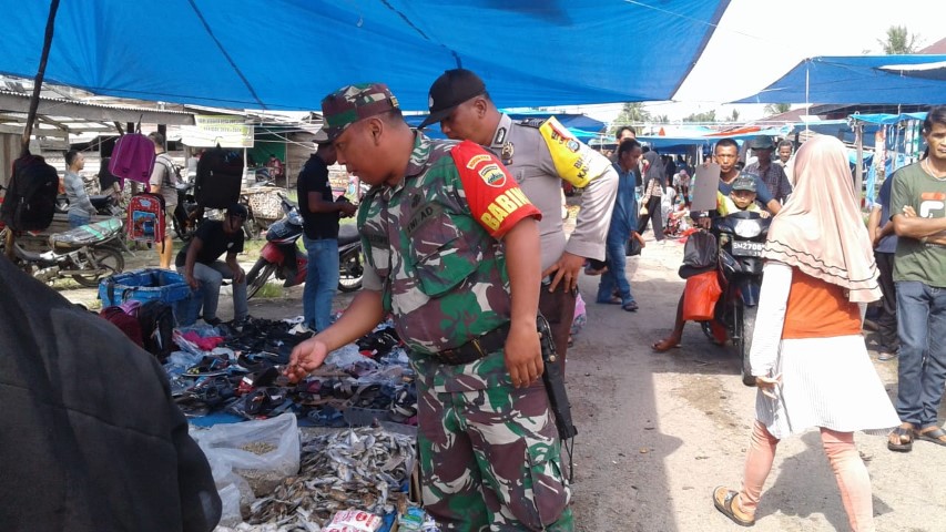 Kompak, Babinsa Koramil 02/Tanah Merah Laksanakan Komsos Bersama Babinkamtibmas