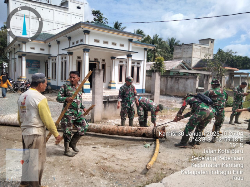 Danramil 09/Kemuning dan Anggota Berpartisipasi dalam Gotong Royong Perkuatan Jembatan Jalan Desa Sebrang Pebenaan