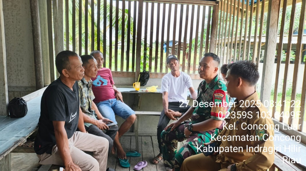 Babinsa Koramil 04/Kuindra Laksanakan Komunikasi Sosial dan Pengawasan SDM di Desa Concong Luar