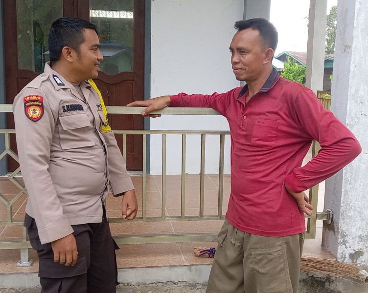 Bhabinkamtibmas Desa Gembira Memberikan Himbauan Kepada Masyarakat Agar Tetap Waspada Dengan Pendatang Baru