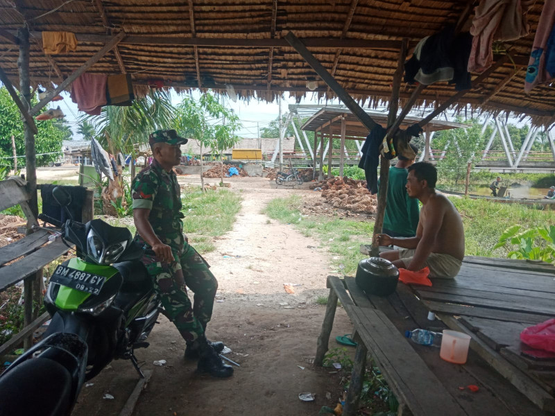 Babinsa Koramil 05/Gas Koptu Suriadi Laksanakan Komunikasi Sosial Bersama Warga Desa Rambaian