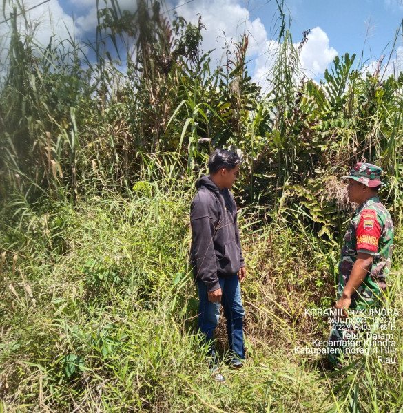 Babinsa Koramil 04/Kuindra Cegah Kebakaran Melalui Patroli Rutin dan Sosialisasi Karhutla