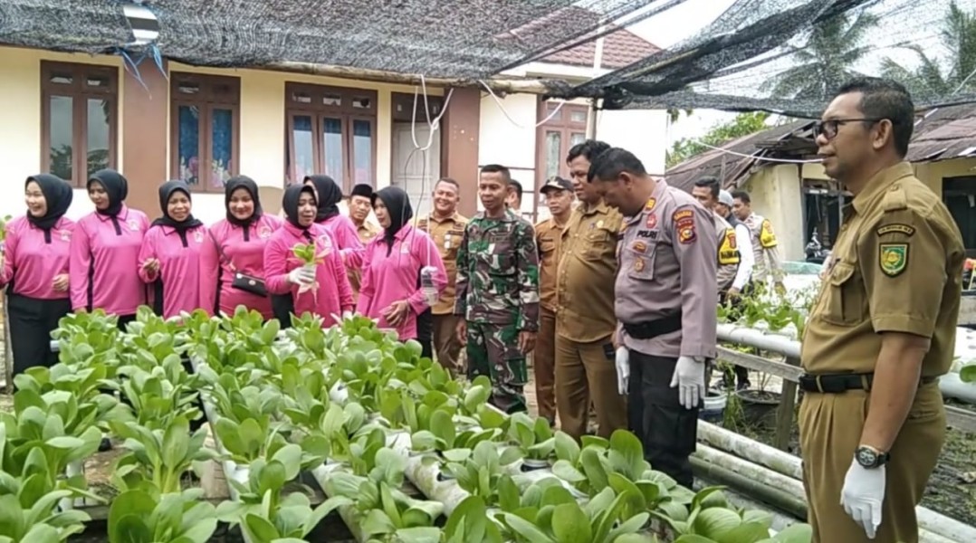 Babinsa Koramil 07/Reteh, Sekcam, dan Kapolsek Reteh Jalin Silahturahim dan Berbagi Informasi