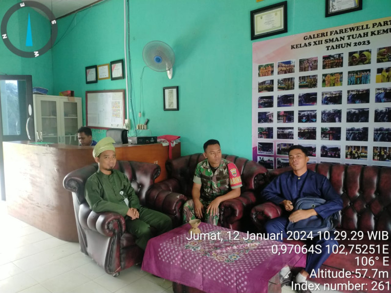 Jaga Hubungan Baik, Babinsa Koramil 09/Kmg Lakukan Komsos Bersama Wakil Kepala Sekolah dan Para Guru