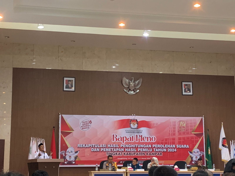 Hambali Berikan Apresiasi Kabupaten Kampar Pertama Lakukan Rapat Pleno Rekapitulasi Hasil Perhitungan Suara di Riau