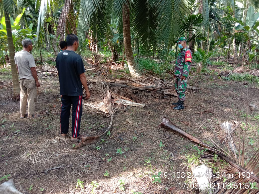 Babinsa Koramil 12/Batang Tuaka Laksanakan Patroli Karlahut Bersama Warga