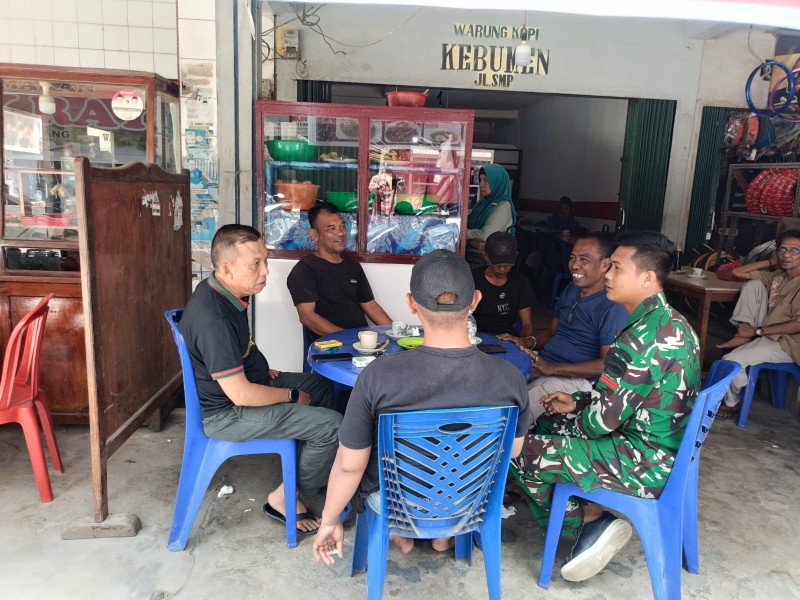 Ciptakan Lingkungan Harmonis, Babinsa Koramil 07/Reteh Rutin Lakukan Komsos dengan Masyarakat di Wilayah Binaan