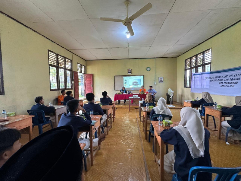 PLN Goes to School : Edukasi Kelistrikan kepada Pelajar Madrasah Aliyah Darul Islam Rengat