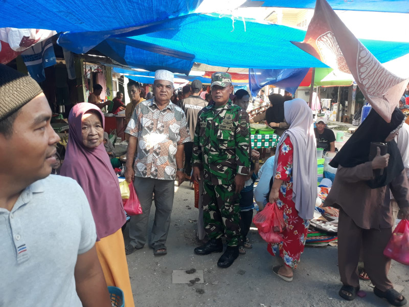 Bersama Pedagang, Babinsa Koramil 05/Gas Serma Sasmito Laksanakan Giat Patroli di Pasar Mingguan