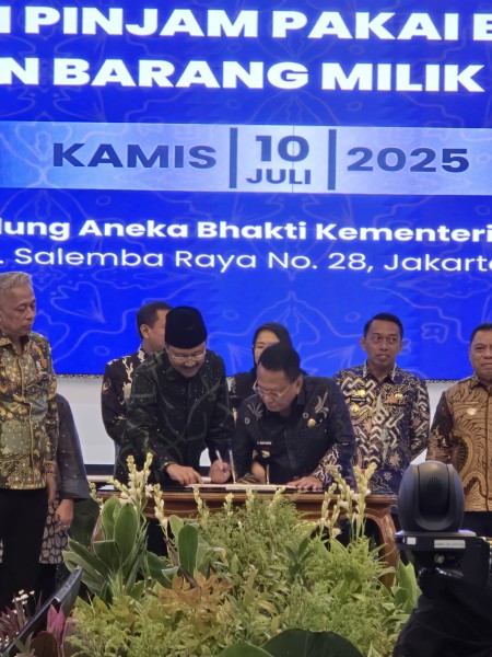 Siap Dukung Sekolah Rakyat, Bupati Rohil Tandatangani Perjanjian Pinjam Pakai Aset Daerah di Kemensos RI