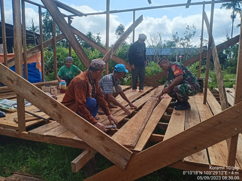 Wujud Kepedulian Babinsa Koramil 10/Pelangiran Untuk Menjaga Budaya Gotong Royong Di Binaan