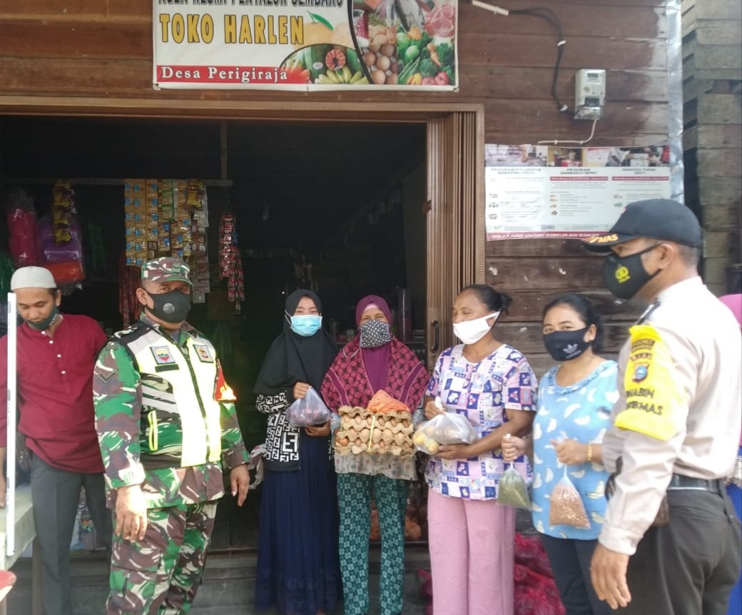 Babinsa 04/Kuindra Dampingi Penyaluran BSP Desa Tanjung Melayu dan Perigi Raja