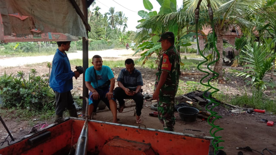 Babinsa Koramil 03/Tpl Komsos Dengan Pemuda di Desa Binaan