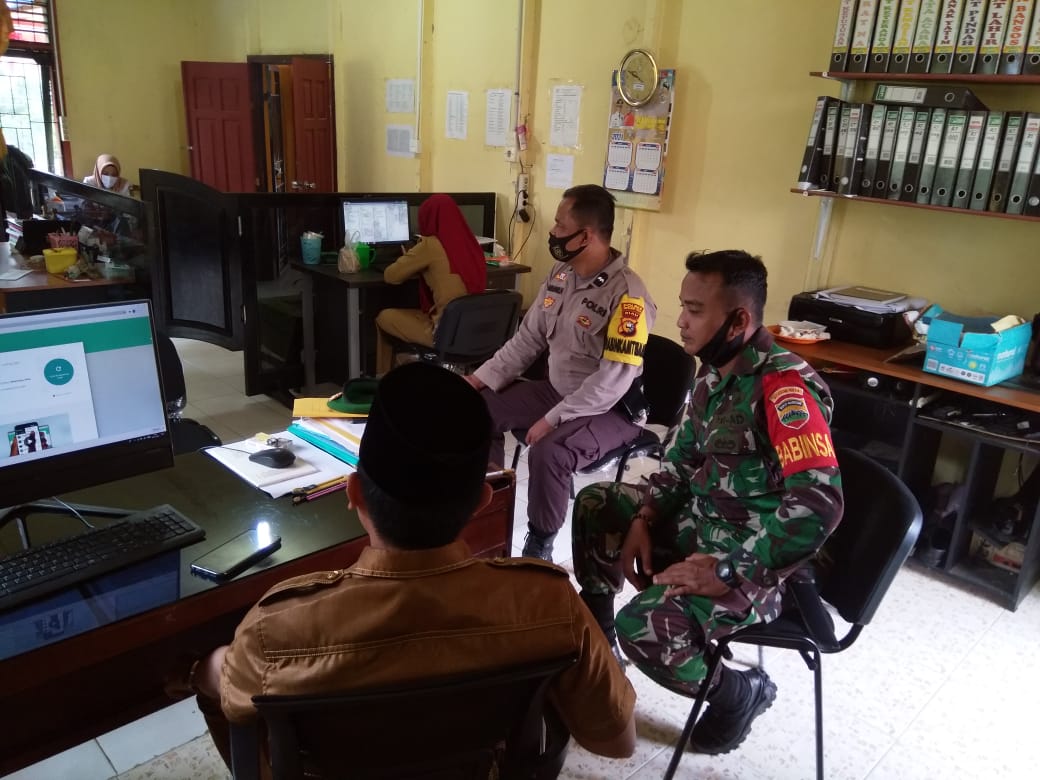 Pererat Kerharmonisan, Serda Ramadhan Komsos dengan Aparat Desa Selensen