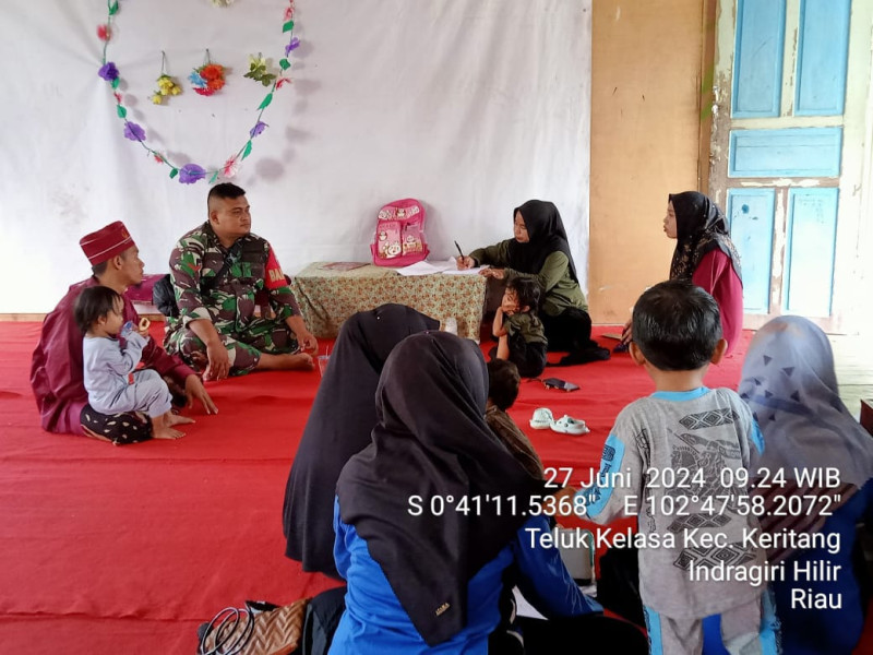 Saat Komsos, Babinsa Koramil 09/Kemuning Berikan Informasi Terkait Situasi di Binaan