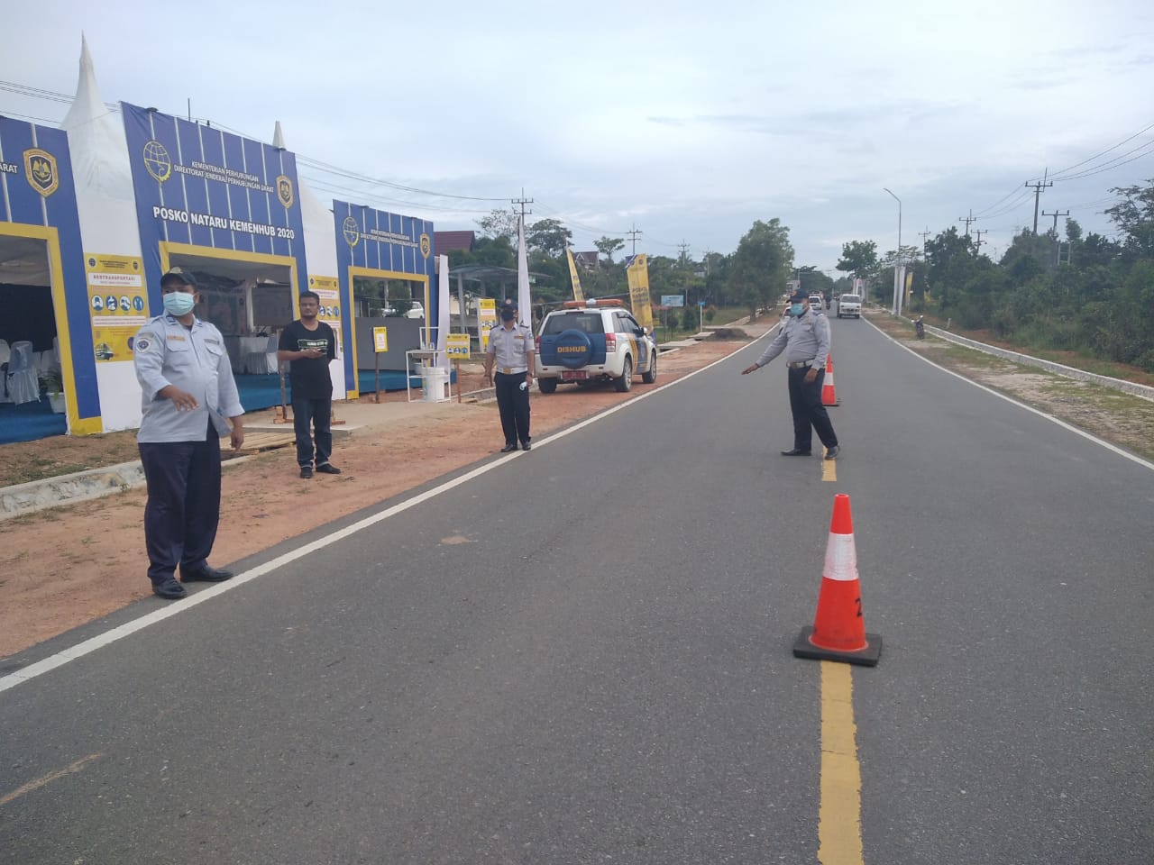 Tekan Penularan Covid-19, Dishub Bintan Bagikan Masker ke Penguna Jalan Raya