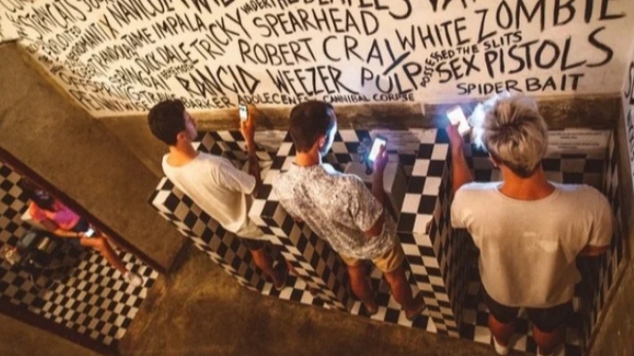 Beresiko..! Mulai Sekarang Hentikan Kebiasaan Membawa dan Bermain Ponsel di Toilet Beresiko..! Mulai Sekarang Hentikan Kebiasaan Membawa dan Bermain Ponsel di Toilet